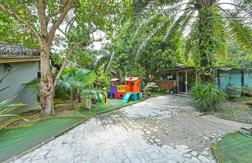 Kampung Bukit Dinding Hotel | Relax at OYO 90636 Teratak Zakiah Chalet with Pool & Breakfast