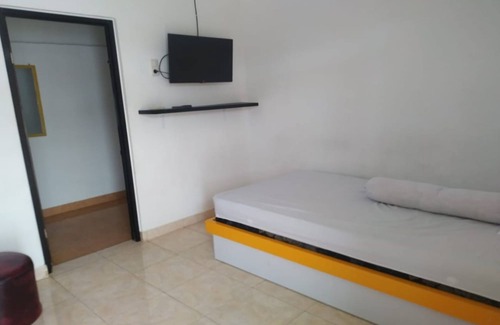 Palu Hotel | Budget-Friendly OYO 90699 Yellow White Guesthouse in Palu