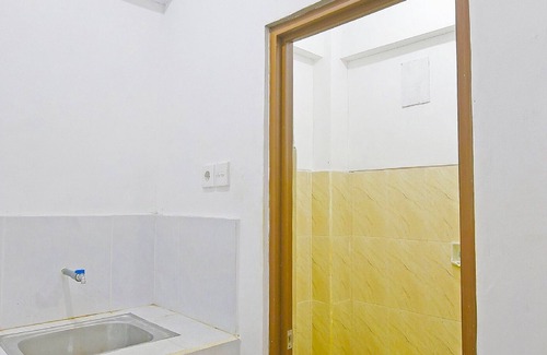 Penatih Hotel | Cozy OYO 90967 Soka Asri Guest House with Breakfast
