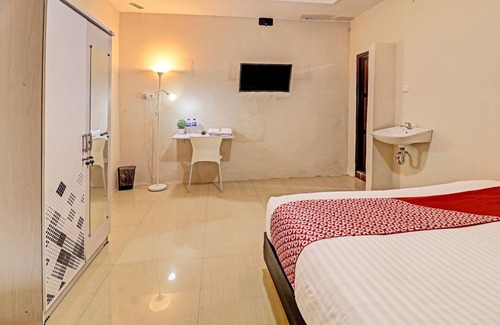 Jambi Hotel | Cozy OYO 91022 STeZe Homestay with Breakfast Included