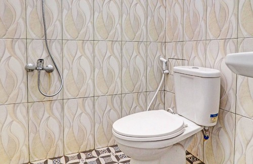 Sarolangun Hotel | Budget-Friendly OYO 91203 Naufal Residence with Breakfast
