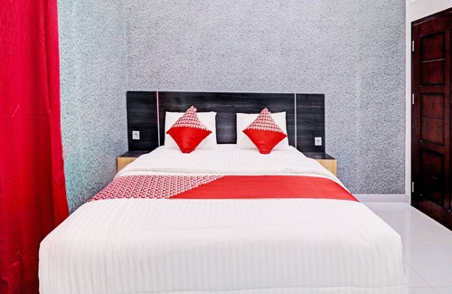 Sarolangun Hotel | Budget-Friendly OYO 91203 Naufal Residence with Breakfast