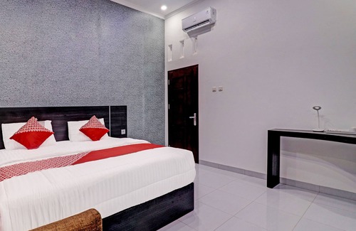 Sarolangun Hotel | Budget-Friendly OYO 91203 Naufal Residence with Breakfast