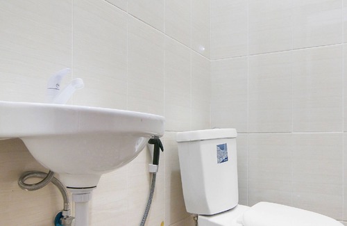Dumai Hotel | Cozy OYO 91301 Lewis Dc Guesthouse with Breakfast Included