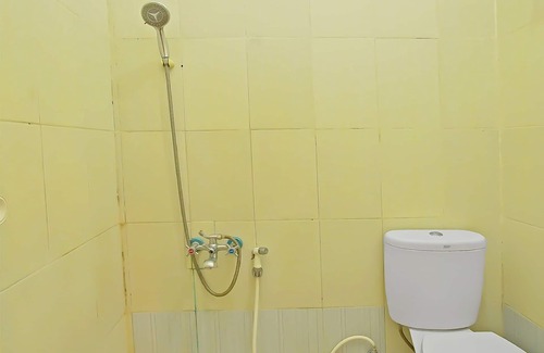 Paiton Hotel | Discover OYO 91766 Fortuna Hotel Syariah with Breakfast