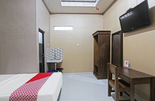 Cilacap Hotel | Budget-Friendly Stay at OYO 91842 Tahesa Guesthouse