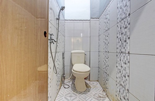 Kendal Hotel | Budget-Friendly Stay at OYO 91960 Fariza House Syariah