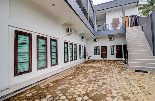Jambi Hotel | Budget-Friendly OYO 92057 Reny Kost with Family Amenities
