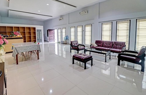 Jambi Hotel | Budget-Friendly OYO 92057 Reny Kost with Family Amenities