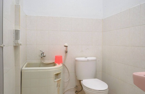 Singkawang Hotel | Comfortable Stay at OYO 92609 Guest House Malay Singkawang