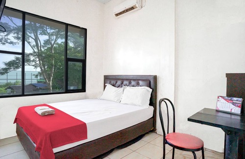 Singkawang Hotel | Comfortable Stay at OYO 92609 Guest House Malay Singkawang