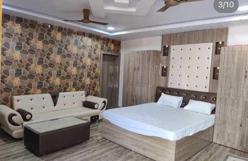 Narsimhapur Hotel | Family-Friendly OYO 92654 Hotel Om Palace - Rated 9/10