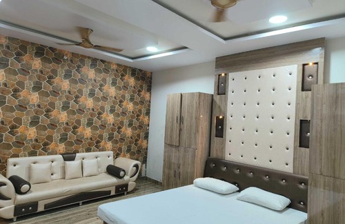 Narsimhapur Hotel | Family-Friendly OYO 92654 Hotel Om Palace - Rated 9/10