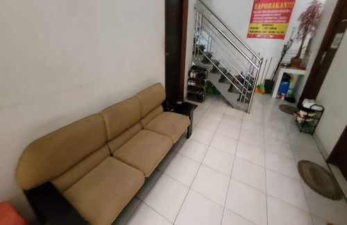 Astana Anyar Hotel | Budget-Friendly OYO 92725 Regol Srimahi Residence with Breakfast