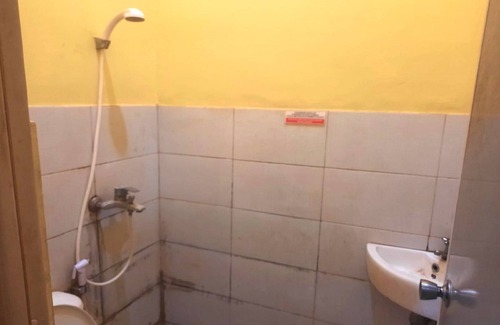 Astana Anyar Hotel | Budget-Friendly OYO 92725 Regol Srimahi Residence with Breakfast