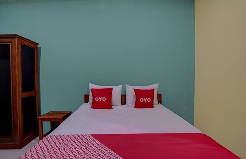 Gresik Hotel | Budget-Friendly OYO 92896 Hotel Sahabat Syariah with Breakfast