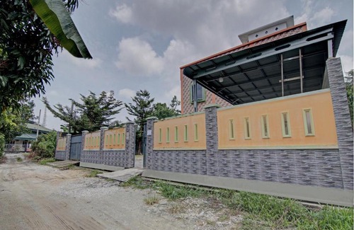 Borneo Hotel | Budget-Friendly Stay at OYO 93127 Penginapan Budhe Sri