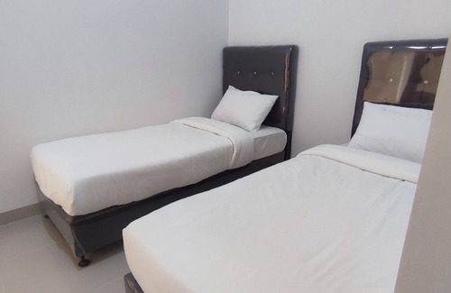 Tanah Datar Hotel | Budget-Friendly OYO 93143 Mega Raudhah with Breakfast