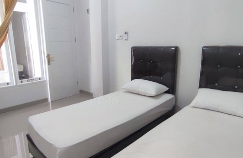 Tanah Datar Hotel | Budget-Friendly OYO 93143 Mega Raudhah with Breakfast