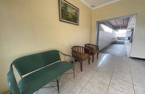 Karanganyar Hotel | Family-Friendly Stay at OYO 93767 45 Guest House