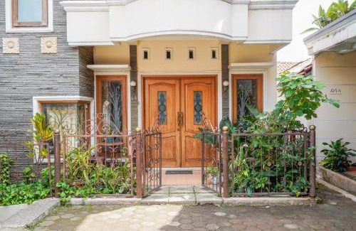 Cimahi Hotel | Affordable Stay at OYO 94118 Homestayque Syariah with Breakfast