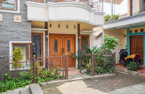 Cimahi Hotel | Affordable Stay at OYO 94118 Homestayque Syariah with Breakfast