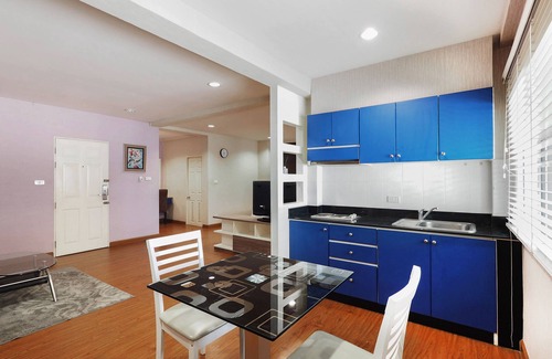 Nong Pa Khrang Hotel | Budget-Friendly OYO 995 Blue Cafe Apartment with Kitchen