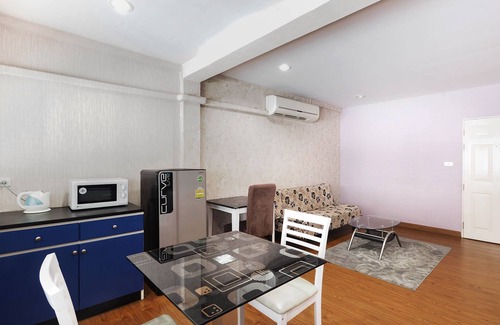 Nong Pa Khrang Hotel | Budget-Friendly OYO 995 Blue Cafe Apartment with Kitchen