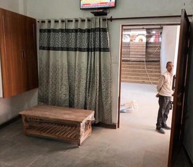 Malihabad Hotel | Cozy OYO Banshidhar Guesthouse - Family-Friendly Retreat