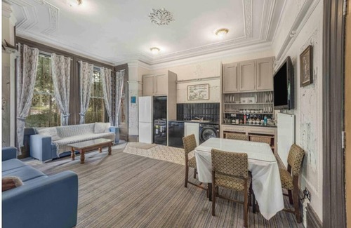 Trafford House | Discover Cornerstones Guest House: Rated 9.8/10 and Family Friendly