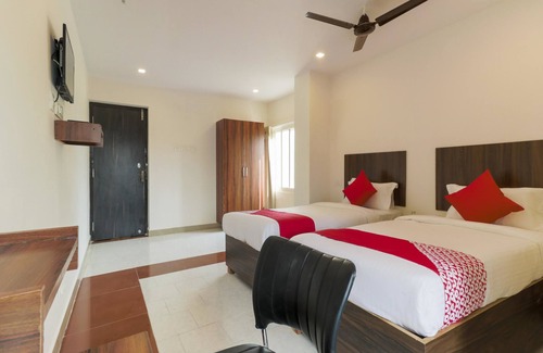 Benz Circle Hotel | Discover OYO Flagship 16390 Chukkapalli Chambers Today