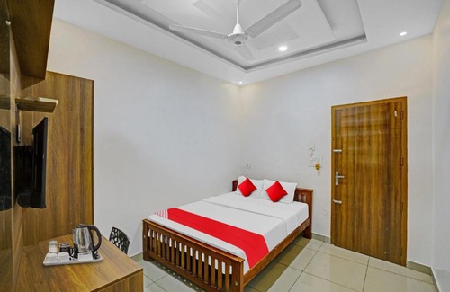 Perumbavoor Hotel | Comfortable OYO Flagship 80813 with Breakfast & Family Amenities