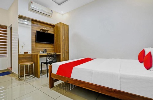 Perumbavoor Hotel | Comfortable OYO Flagship 80813 with Breakfast & Family Amenities