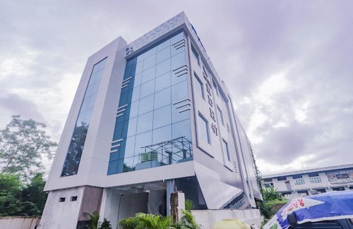Nagpur Hotel | Budget-Friendly OYO Flagship Hotel Ndh47 with Breakfast & Hot Tub