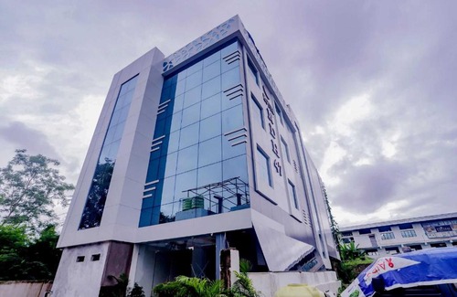 Nagpur Hotel | Budget-Friendly OYO Flagship Hotel Ndh47 with Breakfast & Hot Tub