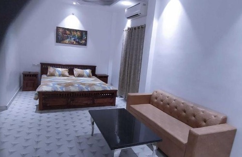 Patna Hotel | Discover OYO Flagship Sheesh Mahal with Breakfast & Reviews