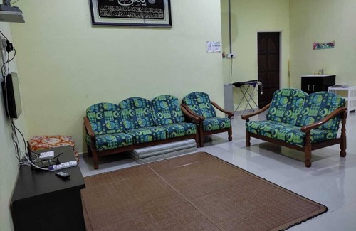 Dungun House | Family-Friendly OYO Homes 90600 Ummi Chalet in Dungun