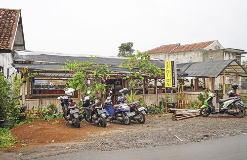 Cimahi House | Discover OYO Homes 90914: Family-Friendly Eco Tourism Retreat