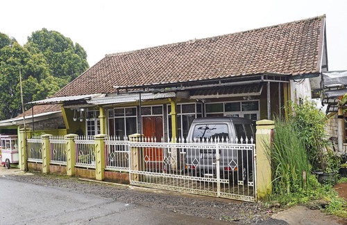 Cimahi House | Discover OYO Homes 90914: Family-Friendly Eco Tourism Retreat