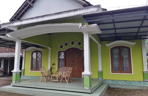 Turi Hotel | Convenient Getaway at OYO Homes 91083 Desa Wisata Plosokuning