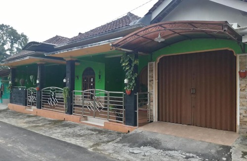 Turi Hotel | Convenient Getaway at OYO Homes 91083 Desa Wisata Plosokuning