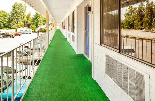 Centralia Hotel | Convenient OYO Hotel Centralia: Family-Friendly Amenities