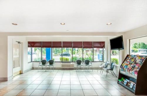 Centralia Hotel | Convenient OYO Hotel Centralia: Family-Friendly Amenities