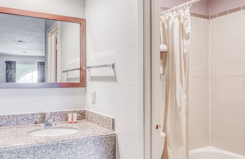 Channelview Hotel | Budget-Friendly OYO Hotel Channelview I-10 with Breakfast