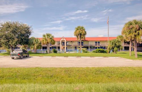 Haines City Hotel | Pet-Friendly OYO Hotel Dundee Near Crystal Lake Awaits