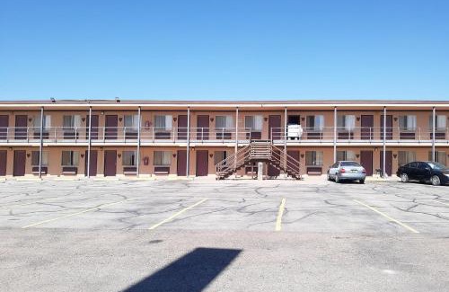 Clovis Hotel | Pet-Friendly OYO Hotel Kings in Clovis: Family Welcome!