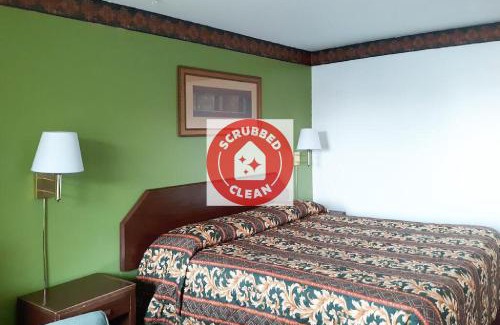 Clovis Hotel | Pet-Friendly OYO Hotel Kings in Clovis: Family Welcome!