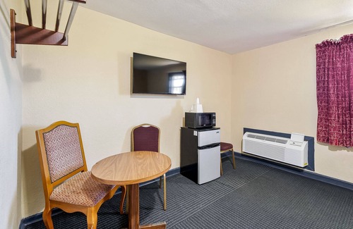Luling Hotel | Budget-Friendly OYO Hotel Luling TX with Breakfast & Kitchen