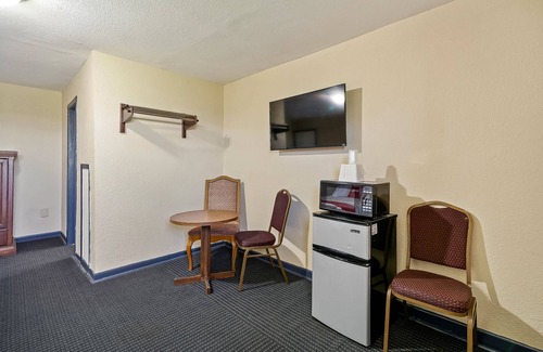 Luling Hotel | Budget-Friendly OYO Hotel Luling TX with Breakfast & Kitchen