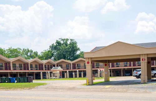 Opp Hotel | Pet-Friendly OYO Hotel Opp AL with Pool Near Floral Hwy